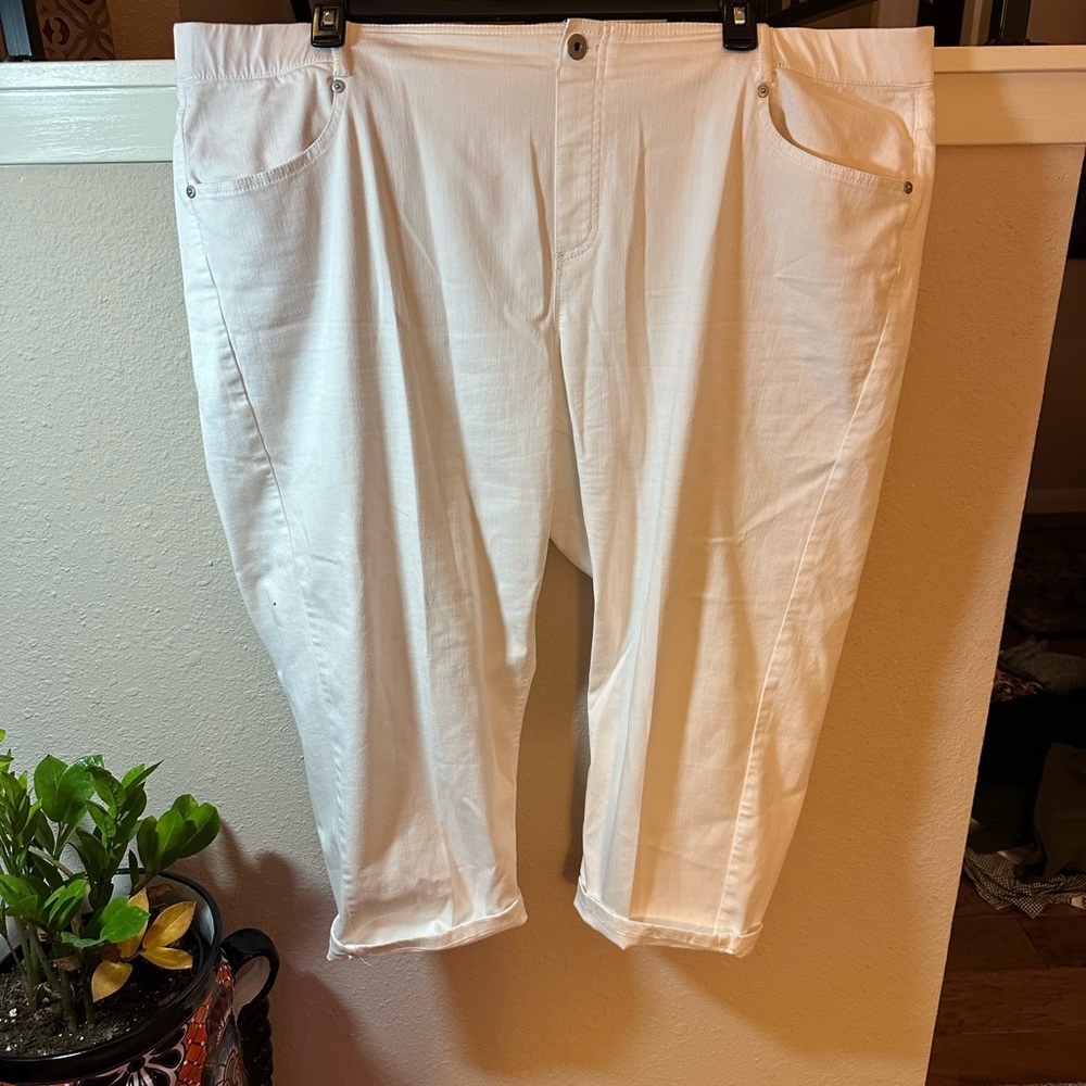 J Jill White High Waisted Crops. Pull on with real pockets. 26w.